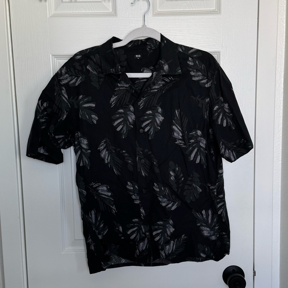 Uniqlo black camp collar button down short sleeve shirt size XS floral print